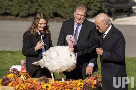 photo president joe biden pardons natioanl thanksgiving turkey at the