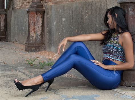 gambar tanah model muda duduk mode biru pakaian wanita tubuh