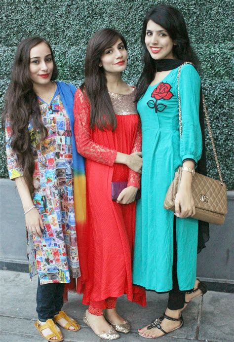 Beautiful Pakistani Desi Collage Girls In Group Photos
