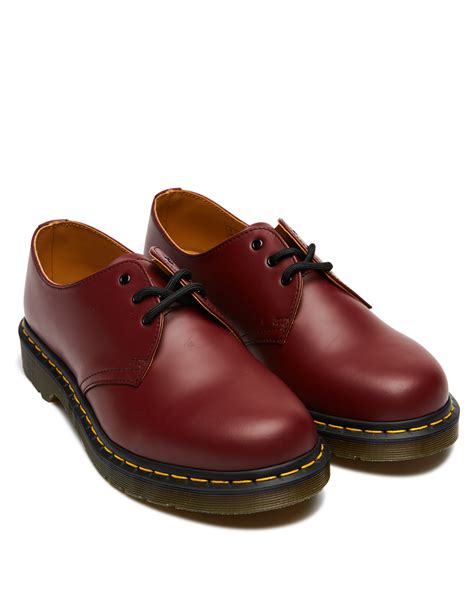 dr martens mens classic   eye gibson shoe cherry red smooth surfstitch