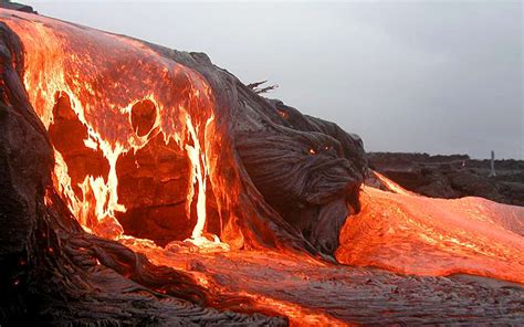 volcans et éruptions volcaniques effusives explosives pliniennes
