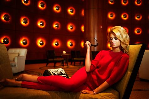 배경 화면 금발의 색안경 실내의 여성 스웨터 옆에 누워있다 빨간 옷 단도 2500x1664 Uberlost