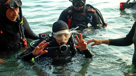 man celebrates   birthday  scuba diving receives  world record radyo natin nationwide