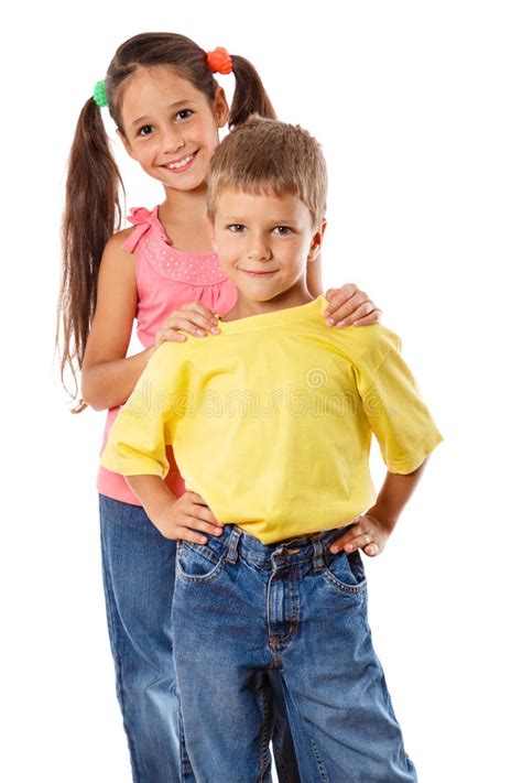zwei kinder die zusammen stehen stockfoto bild von obacht liebe