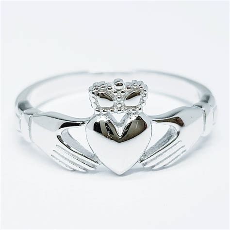 claddagh ring meaning   wear  diamonds factory