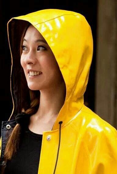 yellow pvc hooded raincoat regenkleidung regenjacke regenbekleidung