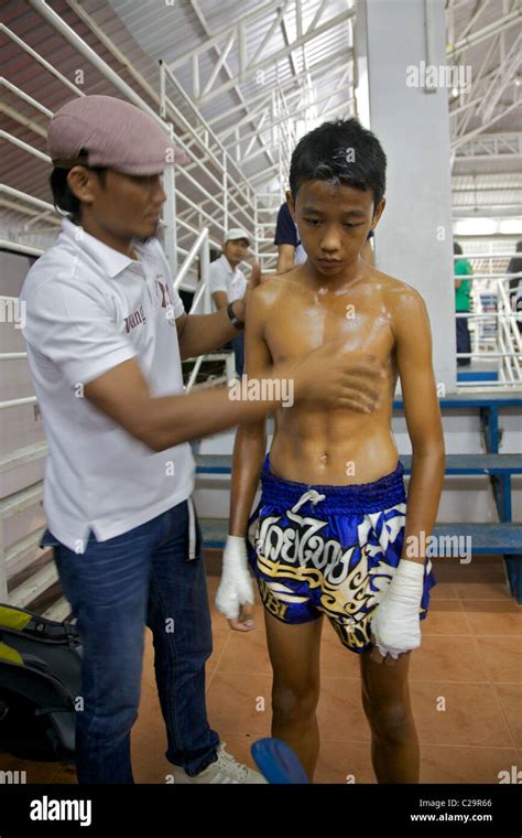 Eine Junge Muay Thai Kick Boxer Kurz Vor Seinem Kampf Phuket Thailand