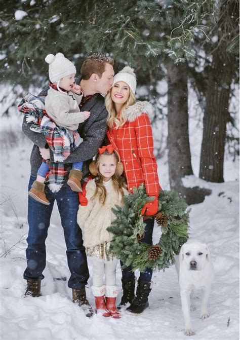 family pictures outfit inspo helpful tips family christmas pictures outfits christmas