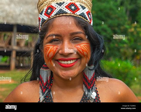retrato de una mujer embera indígenas sonrientes en su aldea en el