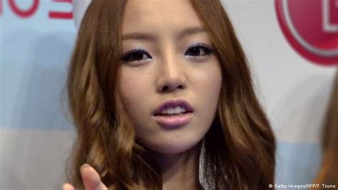 K Pop Star Goo Hara Death Stokes Online Bullying Debate In South Korea