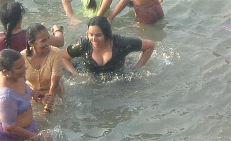 Indian Girls Bathing At River Ganga Chuttiyappa