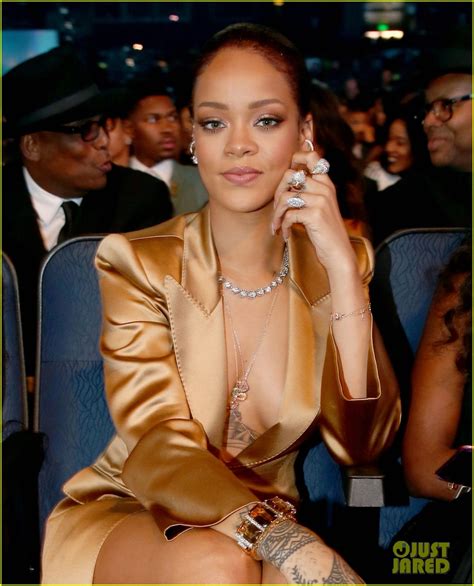 rihanna throws cash at exec in staged bet awards moment photo 3404077