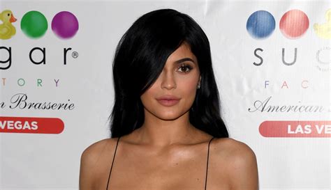kylie jenner posts underboob photo says vague ‘deleting soon message kylie jenner just jared