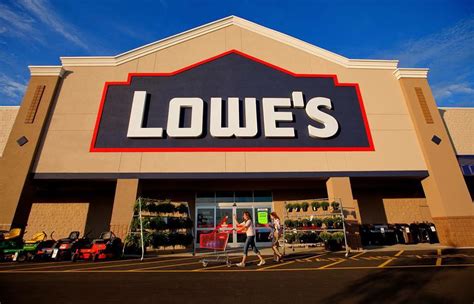 lowes canada  acquire lease   target store  tillicum