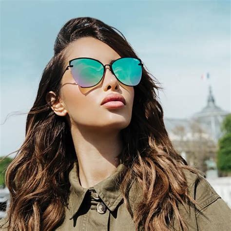 Quay Australia S Dusk To Dawn Are Oversized Sunnies That Feature A Cat