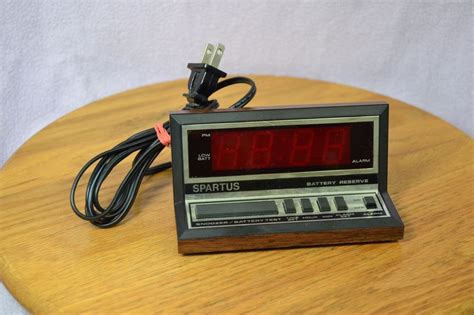 vintage spartus model  electric alarm clock red lcd battery backup tested spartus battery