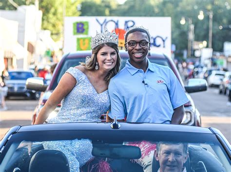 ole miss homecoming parade draws thousands to the square in oxford