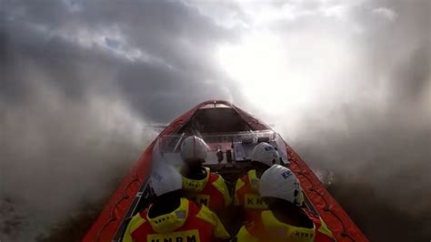 hoe de knrm  andijk oefent tijdens storm eunice dit  wel op het randje nh nieuws