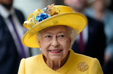 people claim forrest gump  photographed  queen elizabeth ii