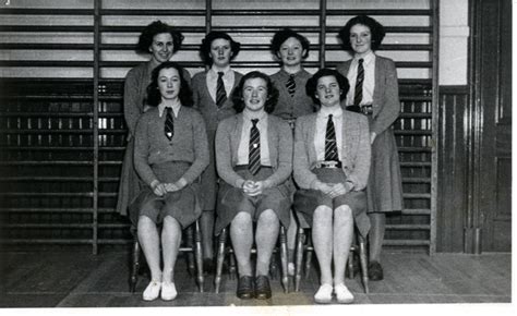 girls school class 1950