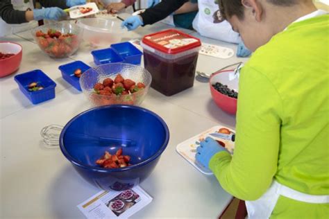 das obst wird  kleine stuecke geschnitten damit es einfacher  das