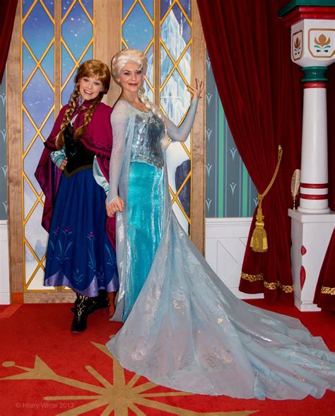Anna And Elsa From Frozen At Epcot S Norway Pavilion