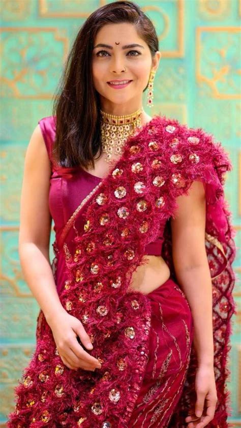 Marathi Actress Sonalee Kulkarni Beautiful Saree Looks