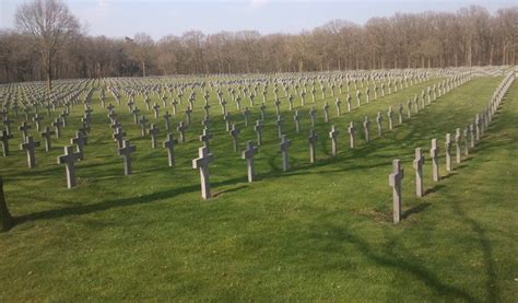 niederlaendische antifaschisten fordern ein ende der bundeswehr ehrungen auf dem ss friedhof