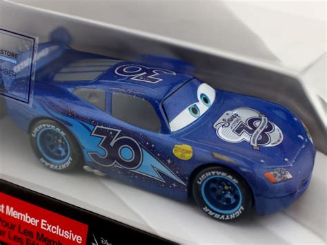 pixar fan cars  disney store cast member exclusive lightning mcqueen holiday