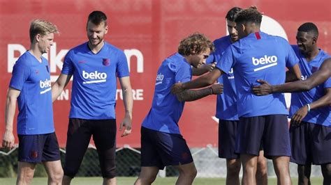 spelers barcelona ontgroenen de jong op eerste training rtl nieuws