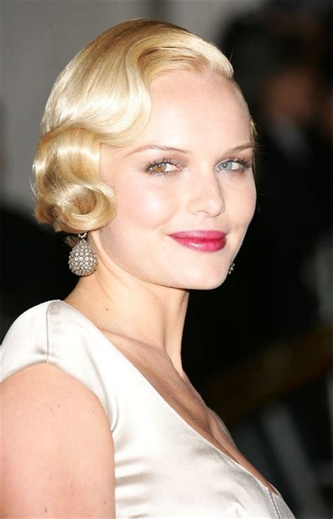 Il ritorno di onde morbide, caschetti e pettinature da realizzare anche a casa in pochi gesti. Trucco anni '20 stile Gatsby capelli make-up