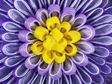 deco mesh daisy petal flower wreath tutorial hometalk