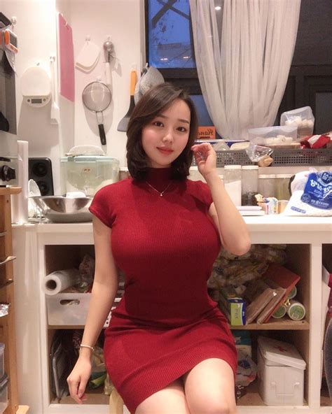 coffee with milk zhengmei clerk hides big breasts and big breasts in