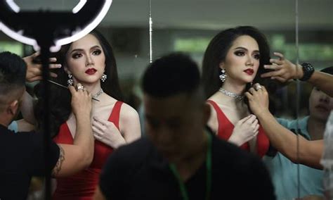 vietnamese contestant crowned queen in thai transgender