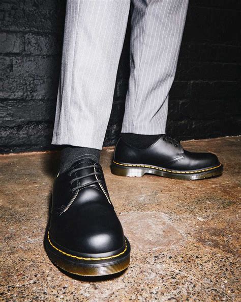 smooth leather shoes dr martens uk