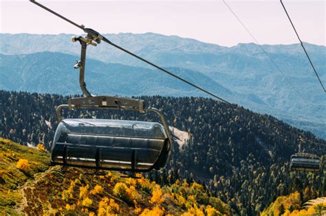 kabelbaan hoog  de bergen boven de herfst bos premium foto