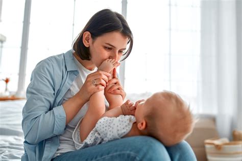 Mamá Cariñosa Acariciando A Su Bebé Recién Nacido En Casa Mamá Y Bebé