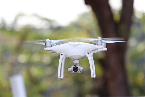 drone volando en el aire en el parque foto premium