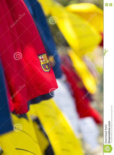fc het embleem van barcelona op rode  shirt met kleurde andere stoffen redactionele stock foto