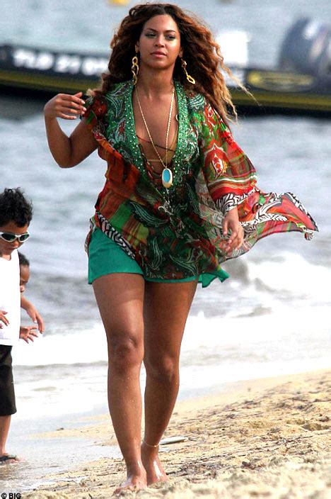 Beyonce Shows Off Her Curves In St Tropez Daily Mail Online