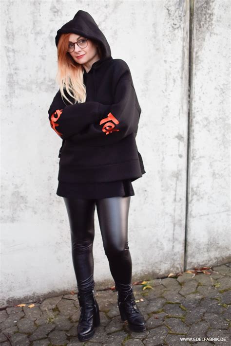 ace tee hoodie mit schwarzer leder look leggings kombinieren outfit die edelfabrik der Ü40