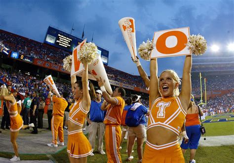 college football world reacts to the tennessee cheerleader video the