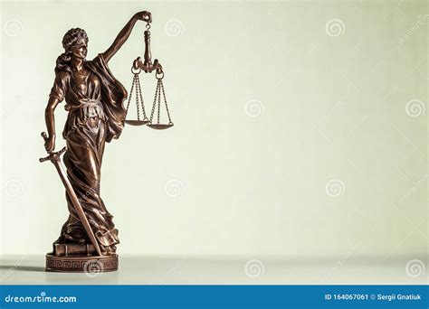 bronze standbeeld van gerechtigheid met zwaard en schalen stock afbeelding image  standbeeld