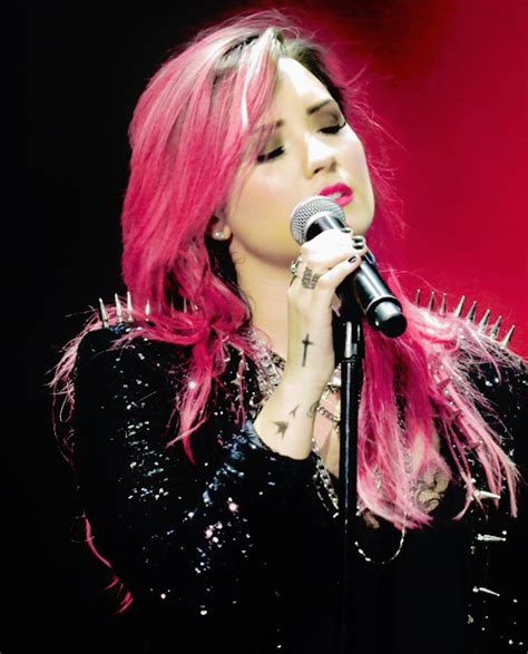 Black Concert Demi Lovato Makeup Pink Hair Sing