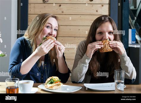 Deux Jeunes Femmes En Train De Manger Banque De Photographies Et D