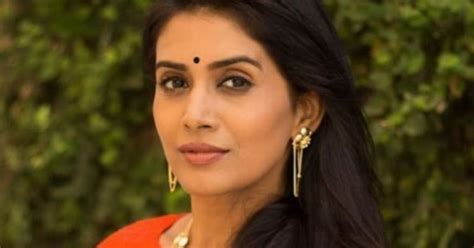 Sonali Kulkarni Indian Actress Wiki Bio Age Education Husband Career
