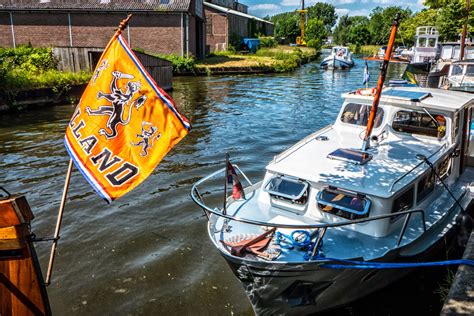 hintergrundbilder boot stadt wasser betrachtung fahrzeug loewe flagge fluss orange