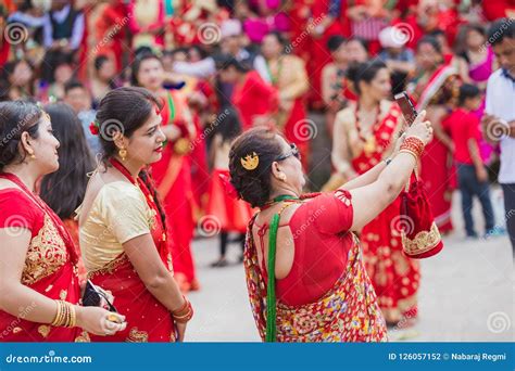 Nepali Frauen Die Selfie Mit Smartphone An Teej Festival In K Nehmen