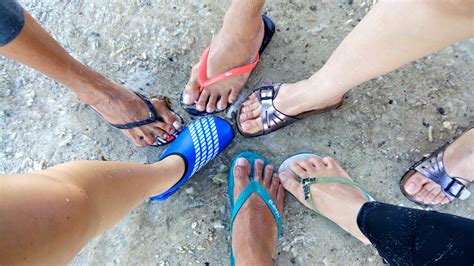 무료 이미지 손 바닷가 모래 모험 여름 휴가 다리 봄 편하게 하다 푸른 해변 인간의 몸 신발류