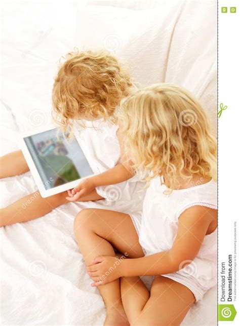 due bambine che per mezzo della compressa digitale sul